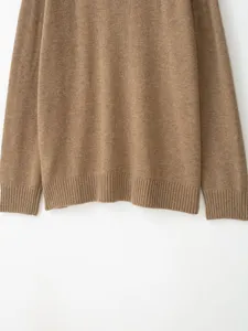 Klassischer Damen Langarm Strickpullover in einfarbiger Kamel-Farbe mit Rippbündchen.