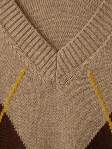 Strickpullover Detailansicht, retro Rautenmuster, V-Ausschnitt Design, weiches Textil.