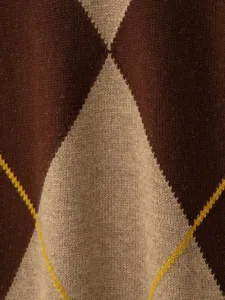 Nahaufnahme des Strickpulli-Stoffs mit Retro-Argyle-Muster in Braun, Beige und Gelb.