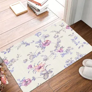 Vue détaillée du paillasson floral avec des fleurs mauves dans l'entrée de la maison.