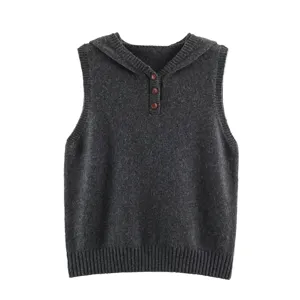 Detalle de chaleco de punto con capucha gris oscuro, jersey sin mangas con botones para capas.