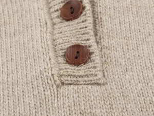 Primer plano detallado de la botonera del chaleco de punto beige con elegantes botones.