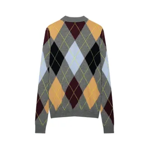 Rückansicht Detail vintage Argyle Strick Polo Pullover mit bunten geometrischen Rautenmuster.