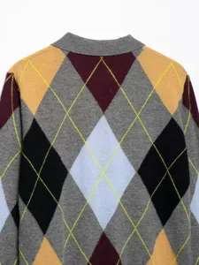 Detailaufnahme der Rückseite eines Damen Vintage Argyle gemusterten Strick-Polos.