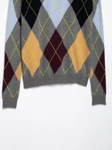 Argyle Strickpullover Detail mit klassischem Rautenmuster, weicher Textur und Rippbündchen.