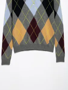 Detailansicht eines vintage Argyle gemusterten langarm Strick Polo Tops für Damen Herbst.