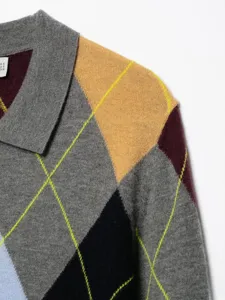 Nahaufnahme des Damen Vintage Argyle Strickpullovers mit Polokragen und feiner Textur.