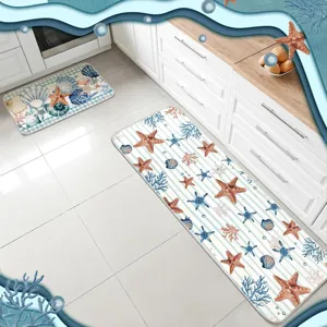 Détail du tapis de cuisine avec motif marin d'étoiles de mer et de coquillages pour la déco.