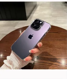Detailansicht der lila Farbverlauf Schutzhuelle, ultraenne Handyhuellendetail fuer iPhone.