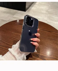 Transparente Handyhülle Detailaufnahme mit perfekter Passform auf einem Holztisch.