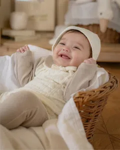 Dettaglio leggings in maglia per neonati accoglienti, vita alta, morbidi pantaloni invernali per bambini.