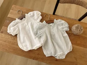 Süßer Sommer Baby Strampler für Mädchen mit Laternenärmeln und hübschem Kragen.