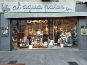 al agua patos children clothing store display showcase featuring stylish kids apparel.