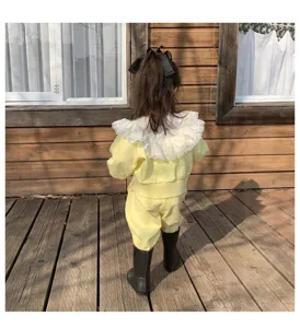 Vue de détail de l'ensemble sweat-shirt en coton d'automne pour fille avec col en dentelle.