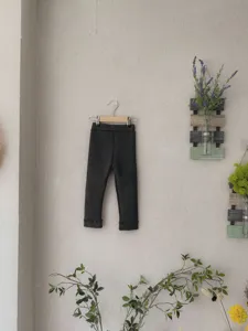 Leggings autunnali grigio scuro per bambine, vista dettaglio, pantaloni comodi.