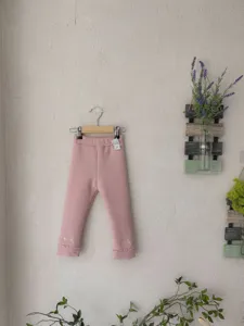Simpatici leggings autunnali rosa per bambina con ricamo di gatto e volant delicati.