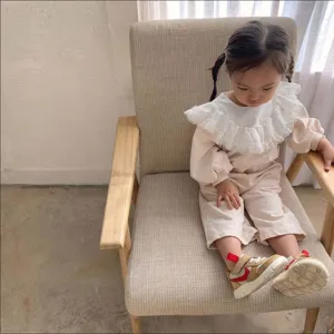 Ensemble sweat-shirt en coton d'automne pour petite fille avec col à volants en dentelle.