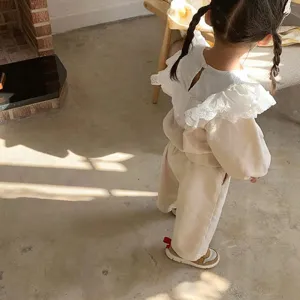 Ensemble sweat-shirt en coton pour petite fille avec col à volants en dentelle style coréen.