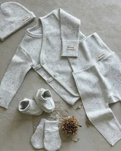 Gedetailleerde platte weergave van de baby katoenen set met spikkels en comfortabele broek.