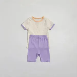 Kinder Sommer Kurzarm T-Shirt und Shorts Set mit niedlichem bunten Pünktchen Design.