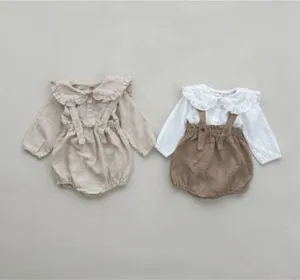 Combinaison bébé en coton avec col à volants et short à bretelles, joli ensemble.