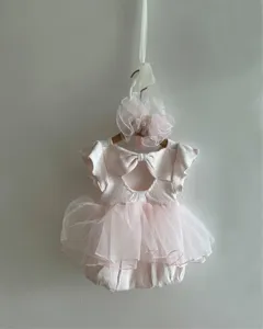 Bébé fille été rose romper robe avec tulle résistant, manches volants et nœud mignon.