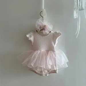Joli body côtelé pour bébé fille rose avec jupe en tulle et bandeau nœud assorti.