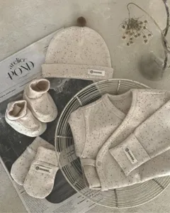 Knus setje baby katoenen kimono met kleurrijke stippen, lang mouwen top en schattige muts detail.