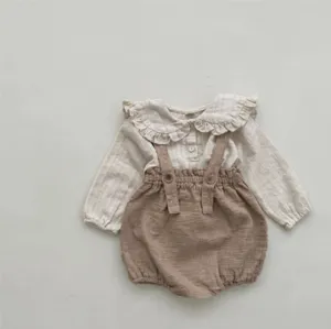 Joli ensemble bébé style forêt : chemisier manches longues et short à bretelles, vêtements doux.
