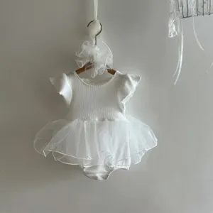 Détail body tutu bébé blanc, charmante combishort d'été avec de jolies manches volantées.