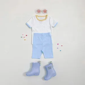 Kinder Sommerkleidung Set Kurzarm T-Shirt bunte Punkte blaue Shorts Detailansicht.