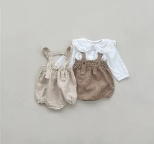 Ensemble d'été pour bébé avec chemisier à volants et short à bretelles respirant et confortable.