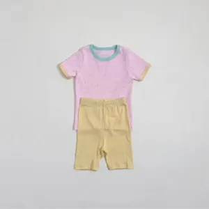Detailansicht Kinder Sommer Set T-Shirt und Hose, weiche bunte Punkte Baumwollstoffware.