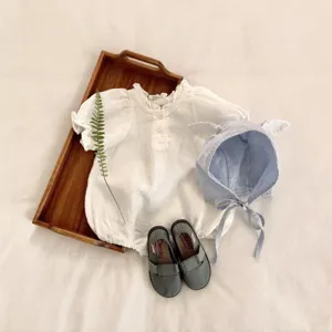 Süßes Sommer Baby Mädchen Outfit Set mit weißem Strampler, Hasenohrenmütze und Schuhen.