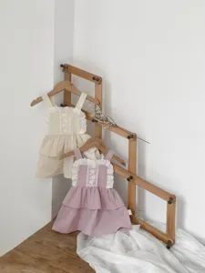 Peuter baby volant bandje taart jurk detail, schattig kant en gelaagd ontwerp stijl.