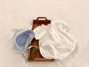 Sommer dünner Baumwoll weißer Strampler für Babymädchen mit blauem Hasenohren Hut Detail.