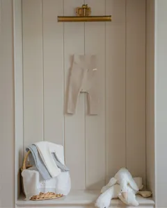 Vista di dettaglio dei leggings neonato a vita alta in morbido tessuto beige, comfort ideale.