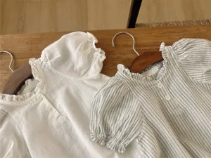 Süsser Baby Mädchen Sommer Romper mit Puffärmeln und Rüschen, leichte Kleinkind Kleidung.