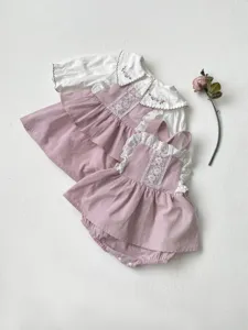 Schattige baby meisjes set met geborduurde top en roze ruches bretelrok voor peuters.