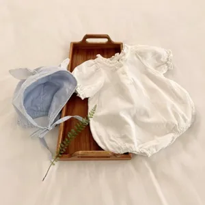 Süßes Sommer Baumwoll Strampler Set für Babymädchen mit Ärmeln und passender Mütze.