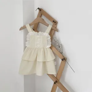 Detailopname van het gele kanten volants jurkje met spaghettibandjes voor peutermeisjes, schattig.
