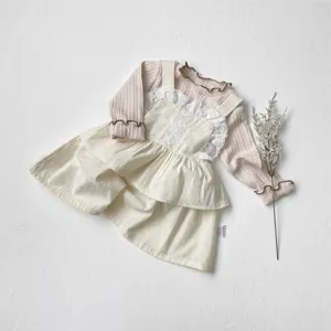 Set van babymeisje jurk met kanten ruffle en geribd lang mouwen truitje in detail.