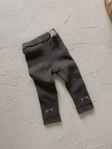 Leggings autunnali da bambina con ricamo di gatto carino e polsini con volant comodi.