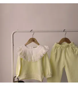 Ensemble sweat-shirt en coton automne pour filles en bas âge col à volants en dentelle jaune clair bébé.
