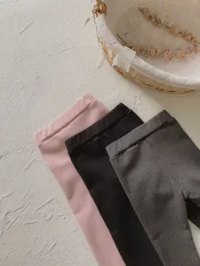 Vista dettagliata di leggings autunnali casual per ragazze in rosa, nero e grigio elasticizzati.