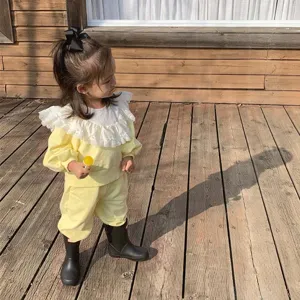 Joli ensemble sweat-shirt en coton pour petite fille avec col volanté en dentelle d'automne.