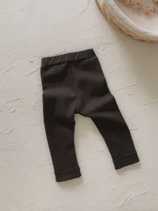 Dettaglio leggings scuri per bambine, comodi pantaloni lunghi autunnali in cotone bimbi.