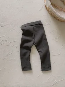 Leggings grigio scuro per bambine con orlo a conchiglia, comodi pantaloni in cotone.