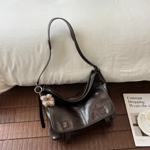 Borsa a Spalla da Donna Vintage in Pelle PU Grande Capacità Borsa a Tracolla Casual Con Ciondolo a Fiore Borsa a Mano di Nicchia per Pendolari