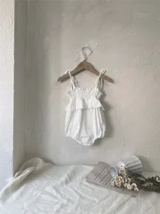 Witte zomerromper voor baby's met volants en jacquard ontwerp, ademend en comfortabel.